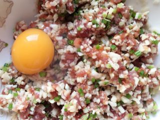 11、香煎藕饼,打入一个鸡蛋搅拌均匀