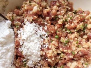 12、香煎藕饼,加入适量淀粉