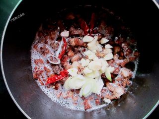 7、香菇卤肉饭,加干辣椒、八角、葱段、料酒、生抽、老抽、冰糖翻炒均匀