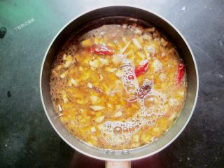 11、香菇卤肉饭,放入清水没过炖锅里的材料5厘米左右。