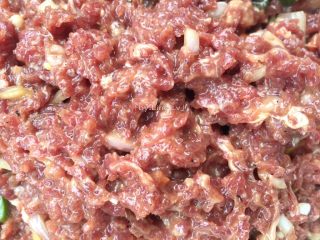 6、沙茶牛肉饭,将牛肉先加少许食用油搅拌均匀