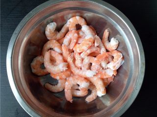 2、虾仁跑蛋,虾仁去掉虾线，洗净；调入适量盐，抓匀，腌制5分钟；