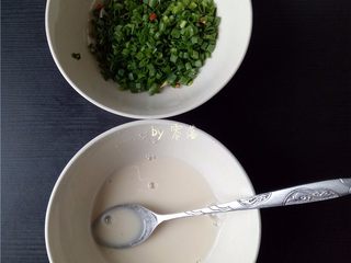 5、虾仁跑蛋,剩下的淀粉同清水混合，搅拌成水淀粉；小葱切葱花；葱花的实际用量为图中的1/2；