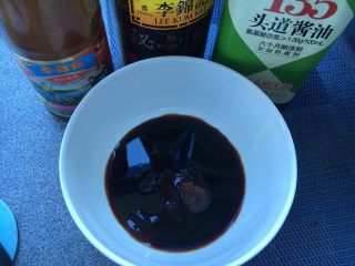 6、蚝油杏鲍菇,把调料都事先放好调匀,根据个人口味增减