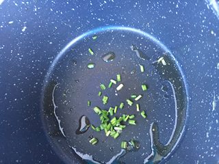 10、蚝油杏鲍菇,油温热后撒入葱白先炒香