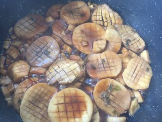 15、蚝油杏鲍菇,煮约5、6分钟,汤汁变少