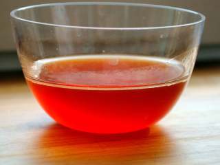 4、红烧鸡翅 家宴上不可缺席的一道美味 红亮诱人的秘诀在于糖色,白糖由金黄向枣红转化的过程往锅里添一碗开水，这个过程只有短短的几秒钟来不及拍照，加好水后煮开一分钟就成了糖色。白糖被炒成糖色后甜度变低，香气浓郁，颜色红亮，是天然的菜品着色增香办法。