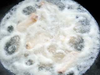 6、红烧鸡翅 家宴上不可缺席的一道美味 红亮诱人的秘诀在于糖色,水烧开后煮1分钟，把大的浮沫撇一下，可以看出，再新鲜的鸡翅里面还是有血沫和杂质的，不焯水的话这些东西都被吃进肚子里了。