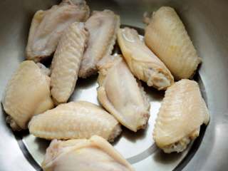 7、红烧鸡翅 家宴上不可缺席的一道美味 红亮诱人的秘诀在于糖色,鸡翅焯水后捞出来，用温水冲洗干净，感觉干净了好多是不是。