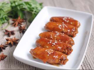 14、红烧鸡翅 家宴上不可缺席的一道美味 红亮诱人的秘诀在于糖色,成品图。