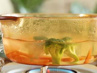 4、宝宝蔬菜粥8m+宝宝辅食,然后把胡萝卜、西兰花放入煮开的锅中，煮软捞出~