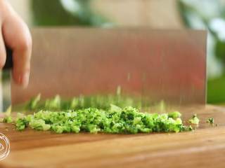 6、宝宝蔬菜粥8m+宝宝辅食,西兰花切碎~