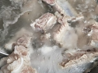 3、山药排骨汤,撇去浮沫后捞出