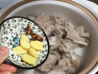 6、山药排骨汤,放入姜片，八角