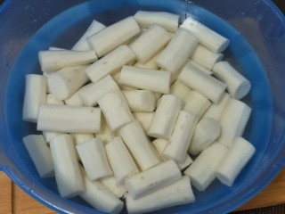 11、山药排骨汤,山药清洗干净后，切断，放水中泡着，以免氧化变黑