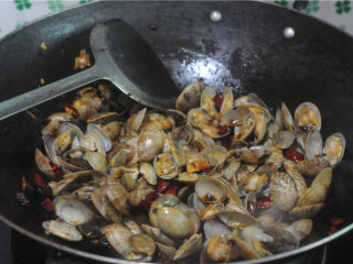 11、炒花蛤,盖上锅盖焖2分钟左右，直至花蛤全部张开