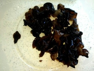 2、西葫芦木耳炒鸡蛋,木耳提前泡发,洗净,用手撕成小块