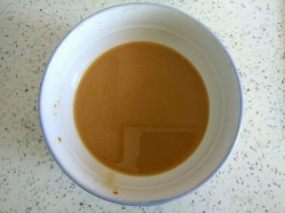 3、西葫芦木耳炒鸡蛋,小碗中放入一勺生抽一勺醋,两勺淀粉,适量清水搅拌均匀