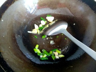 7、西葫芦木耳炒鸡蛋,锅中放入少量植物油,爆香葱姜蒜