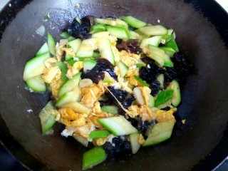 12、西葫芦木耳炒鸡蛋,倒入小碗中的调料,大火烧开 翻炒均匀关火出锅