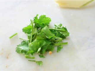 4、凉拌双耳,香菜洗净切段