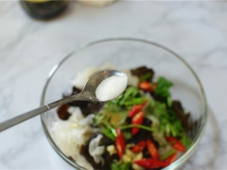 8、凉拌双耳,加盐