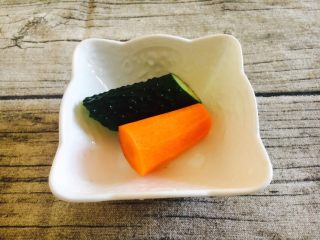 3、鹌鹑蛋空心面,黄瓜，胡萝卜各一小块。