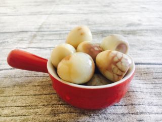 8、鹌鹑蛋空心面,鹌鹑蛋剥皮