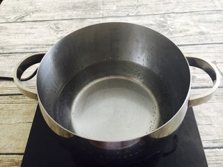 10、鹌鹑蛋空心面,锅里放适量的水