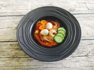 17、鹌鹑蛋空心面,放上黄瓜片和胡萝卜片