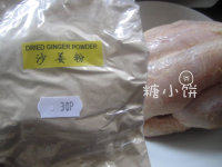 1、盐焗鸡,用沙姜粉,盐和少许植物油抹遍全身,表皮的盐少抹一些~肚子里面多抹一些~