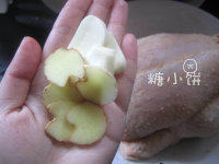 2、盐焗鸡,姜蒜切片放在肚子里面