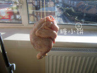 4、盐焗鸡,然后吊起来把表面晾干。