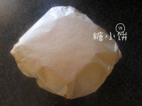 5、盐焗鸡,表面风干了的整鸡用油纸包起来