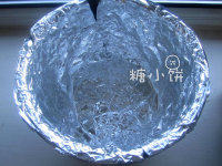 6、盐焗鸡,锅子内部铺上锡纸以免烧坏