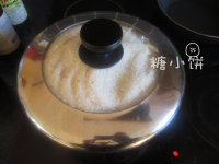 11、盐焗鸡,加盖子。中火焗50分钟后关火焖15分钟