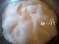 7、盐焗鸡,海盐放在锅中翻炒加热至烫手