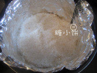 8、盐焗鸡,倒一部分在锅底。最好铺得稍微厚一点。大约有2厘米差不多