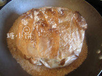 12、盐焗鸡,将油纸包取出。刷掉表面的海盐。海盐大部分都还可以留着继续用