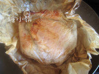 13、盐焗鸡,油纸包打开。小心里面有很多的汤汁不要漏掉了