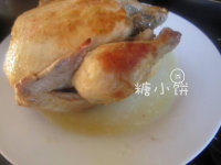 14、盐焗鸡,最后将鸡肉撕成小块码盘即可。