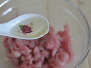 4、鱼香肉丝,现在加一勺油搅拌均匀后备用。