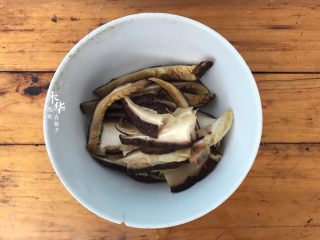 2、香菇焖鸡翅根,干香菇用水泡发,去蒂切好备用。