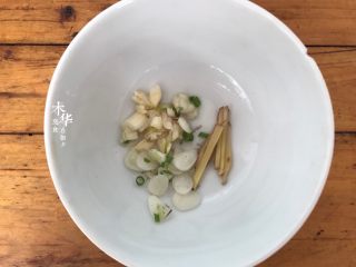 3、香菇焖鸡翅根,姜葱蒜切好备用,喜欢的可以增量加点也行。