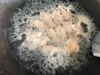5、香菇焖鸡翅根,大火烧水,加点料酒把鸡翅根焯水,大概六七分钟,撇去浮沫。捞起备用。