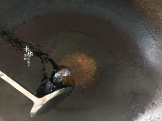 7、香菇焖鸡翅根,冰糖融化开始冒小泡。