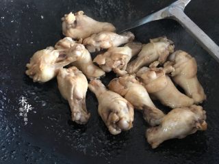 8、香菇焖鸡翅根,调中火,把鸡翅根倒入翻炒上色。