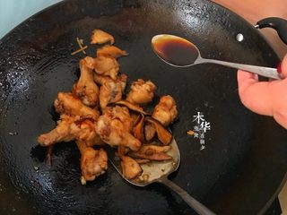13、香菇焖鸡翅根,加入生抽。