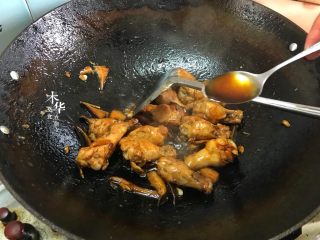 14、香菇焖鸡翅根,延锅边倒入料酒。