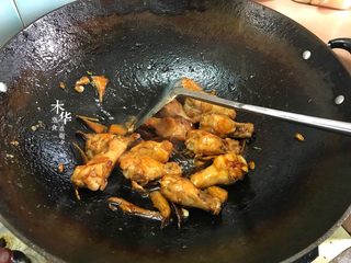 15、香菇焖鸡翅根,翻炒香。